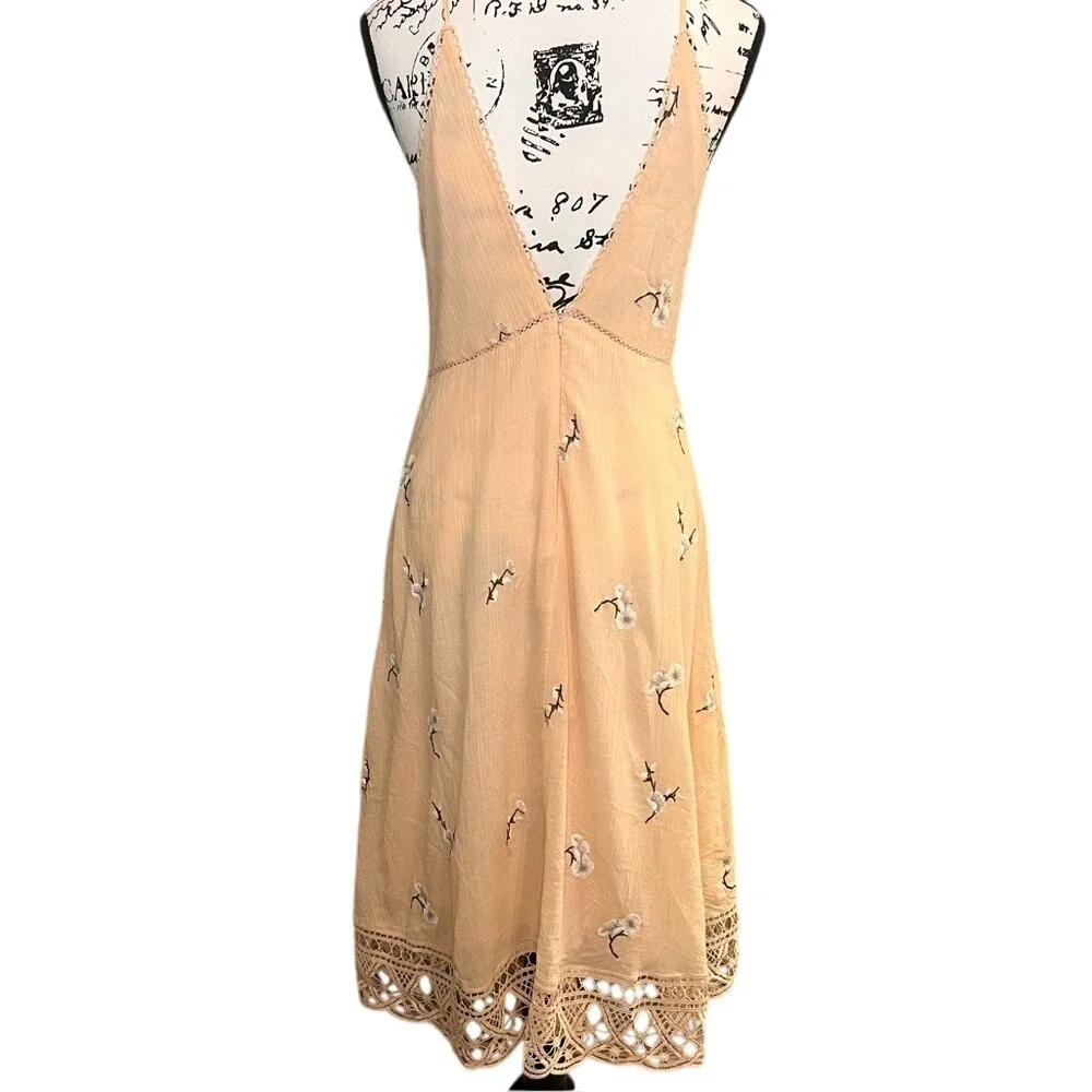 BB Dakota‎ Haleigh Peach Low Neck and Back Embroidered Midi Dress Women's Size 6